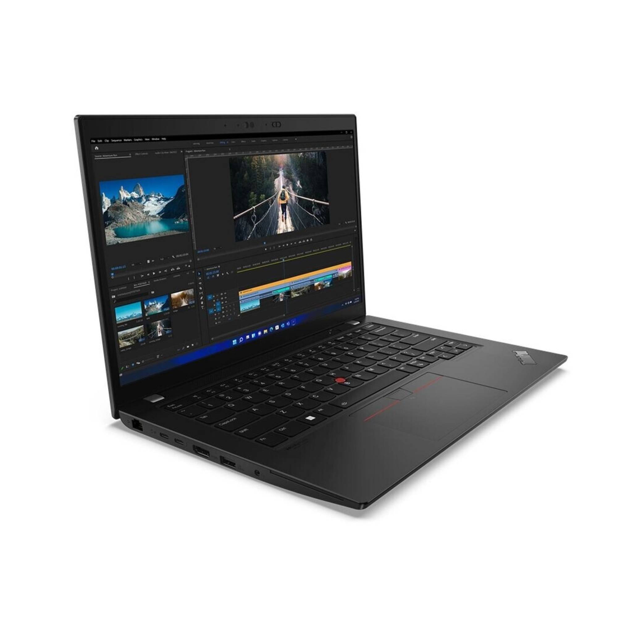 Schwarzer Lenovo-Laptop, der Videobearbeitungssoftware mit Vorschaufenstern und einer Zeitleiste auf dem Bildschirm anzeigt.