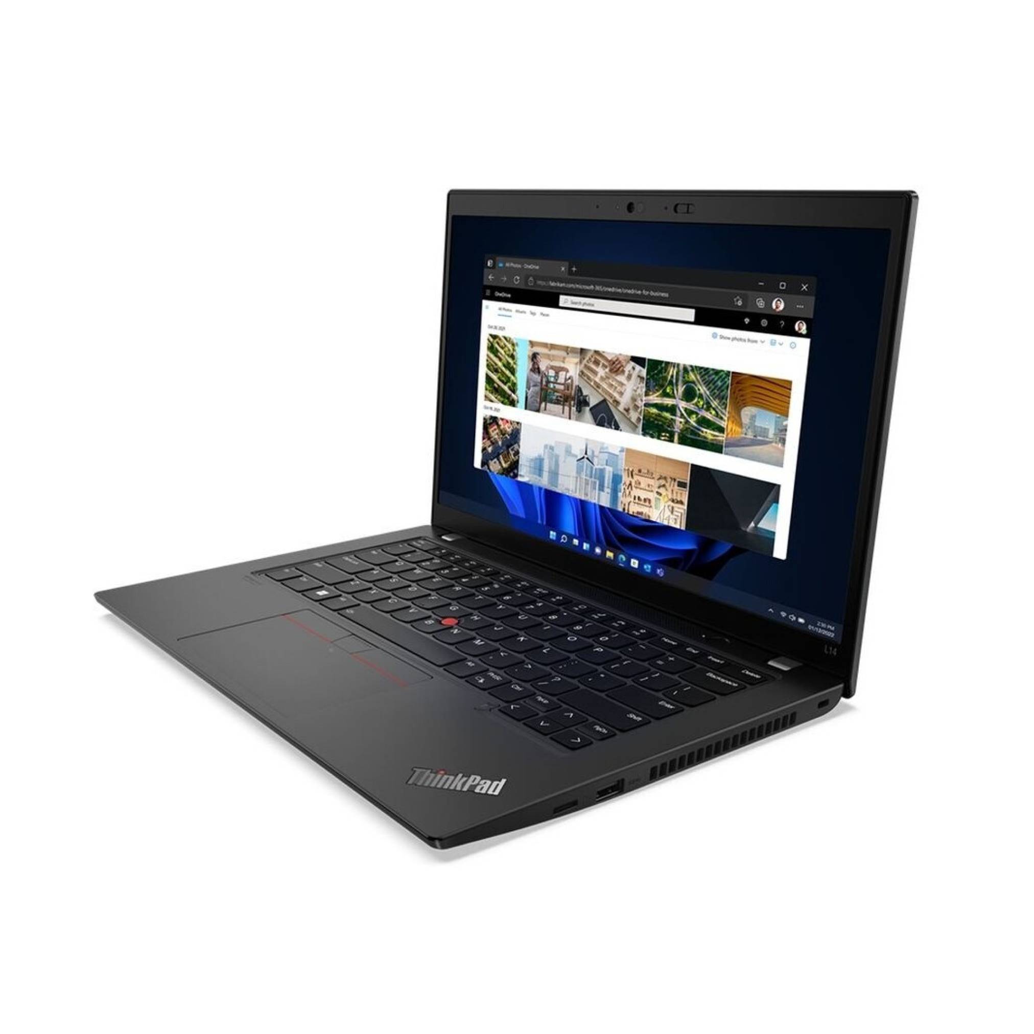 Schwarzer Lenovo ThinkPad Laptop, offen auf weißem Hintergrund, auf dem Bildschirm einen Webbrowser.