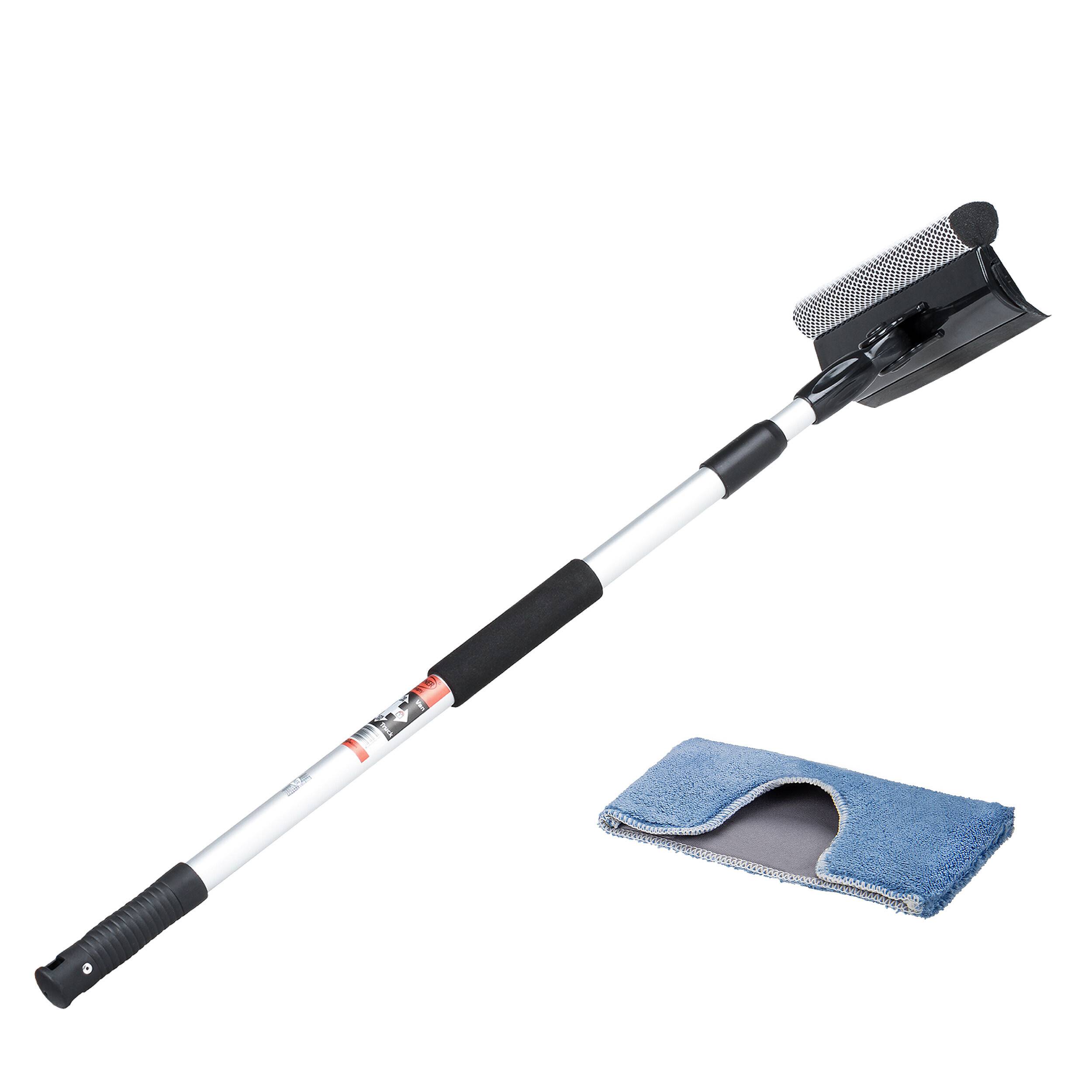 Schneebürste mit langem Griff, Schaumstoffgriff und Schaberkopf, abgebildet mit einem blauen Mikrofaser-Reinigungshandschuh auf weißem Hintergrund.