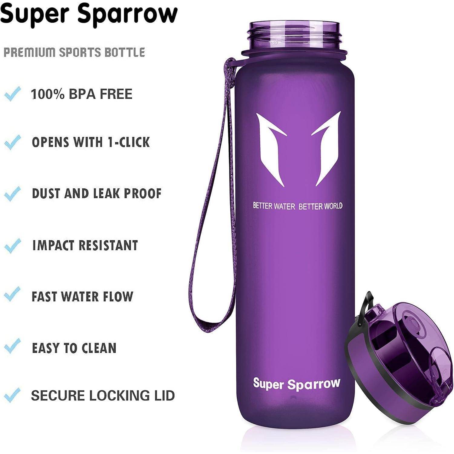 Violette Super Sparrow Sportflasche mit Riemen und Verschlusdeckel, gezeigt mit folgenden Eigenschaften: 100% BPA-frei, Öffnung mit einem Klick, staub- und auslaufsicher, stoßfest, schneller Durchfluss, leicht zu reinigen.