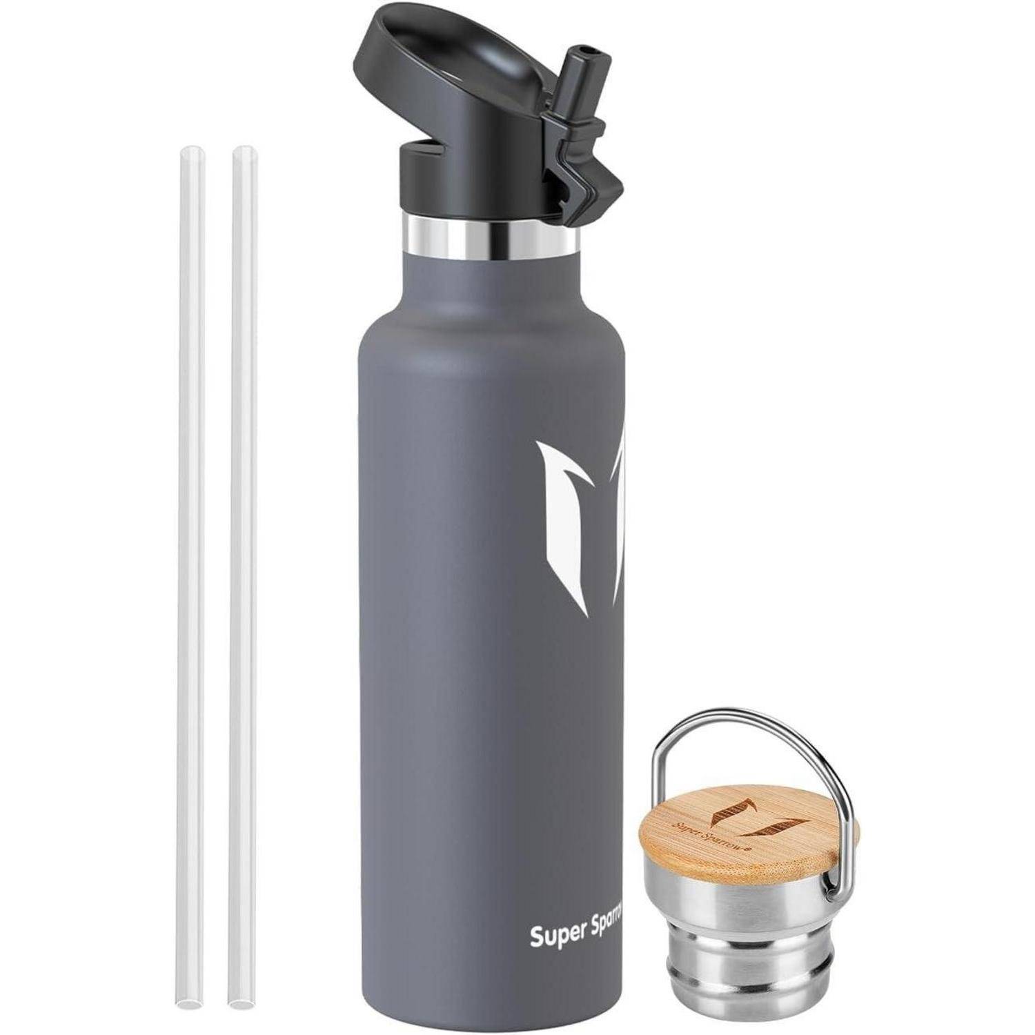 Graue Sporttrinkflasche mit schwarzem Klappdeckel, zwei durchsichtigen Trinkhalmen und einer kleinen Edelstahlschale mit Bambusdeckel und Metallgriff.
