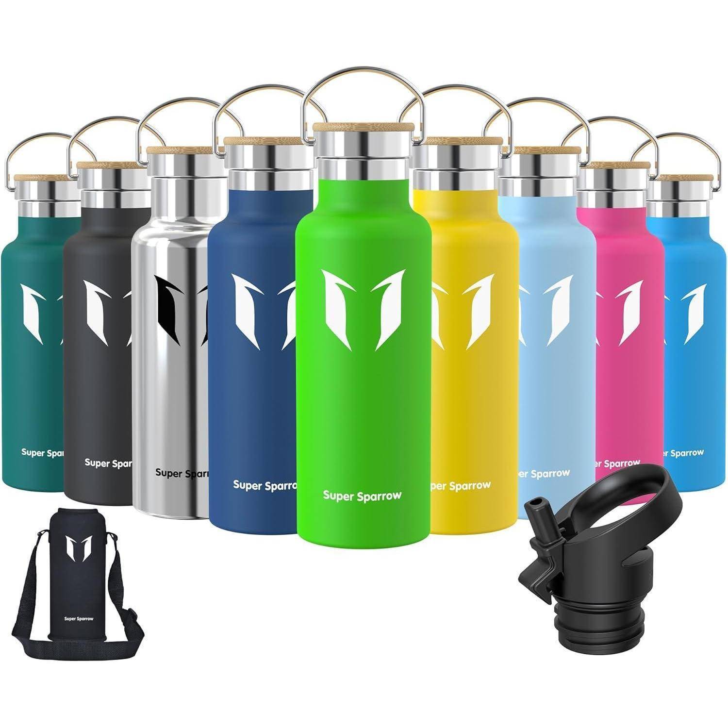 Bunte isolierte Wasserflaschen in mehreren Farben mit Griffdeckeln, plus eine schwarze Tragetasche und eine schwarze Kappenbefestigung auf weißem Hintergrund.
