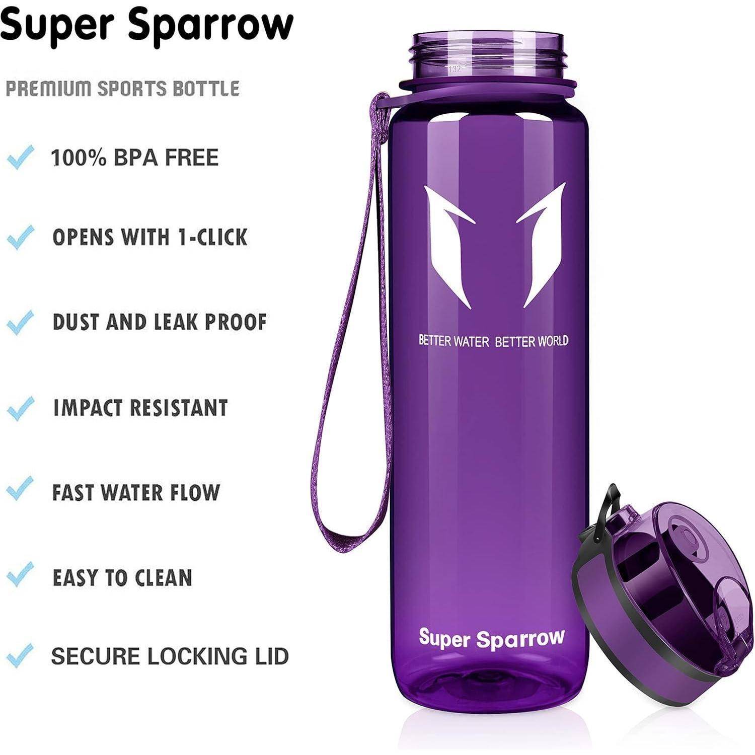 Violette Super Sparrow Sports-Wasserflasche mit Handgelenkschlaufe und daneben gezeigtem Deckel, gekennzeichnet mit Funktionen: 100% BPA-frei, 1-Klick-Öffnung, auslaufsicher, stoßfest, schneller Durchfluss, leicht zu reinigen, sicherer Verschlussdeckel.