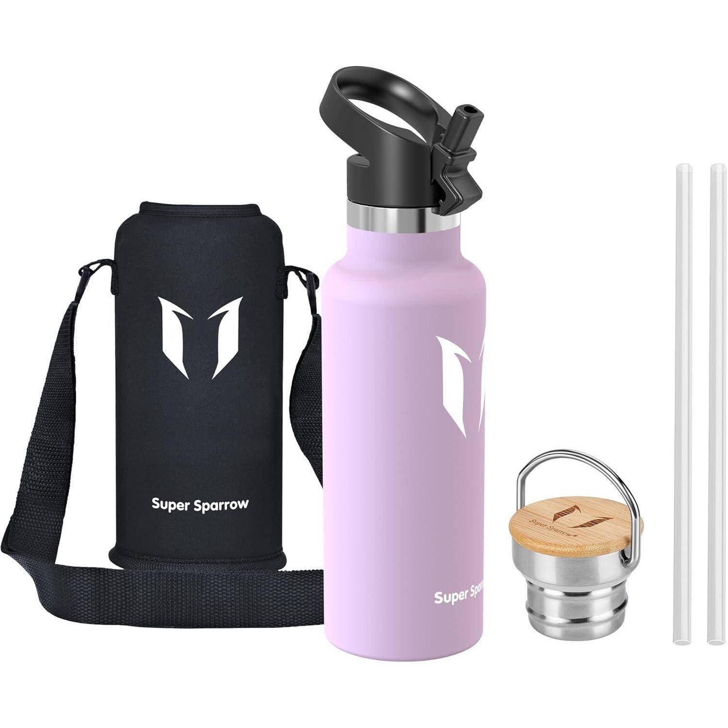 Isolierflascheset: Lavendelfarbene Flasche mit schwarzem Klappdeckel, schwarze Tragehulle, Bambus-Metallkappe und zwei Strohhalme auf weißem Hintergrund.