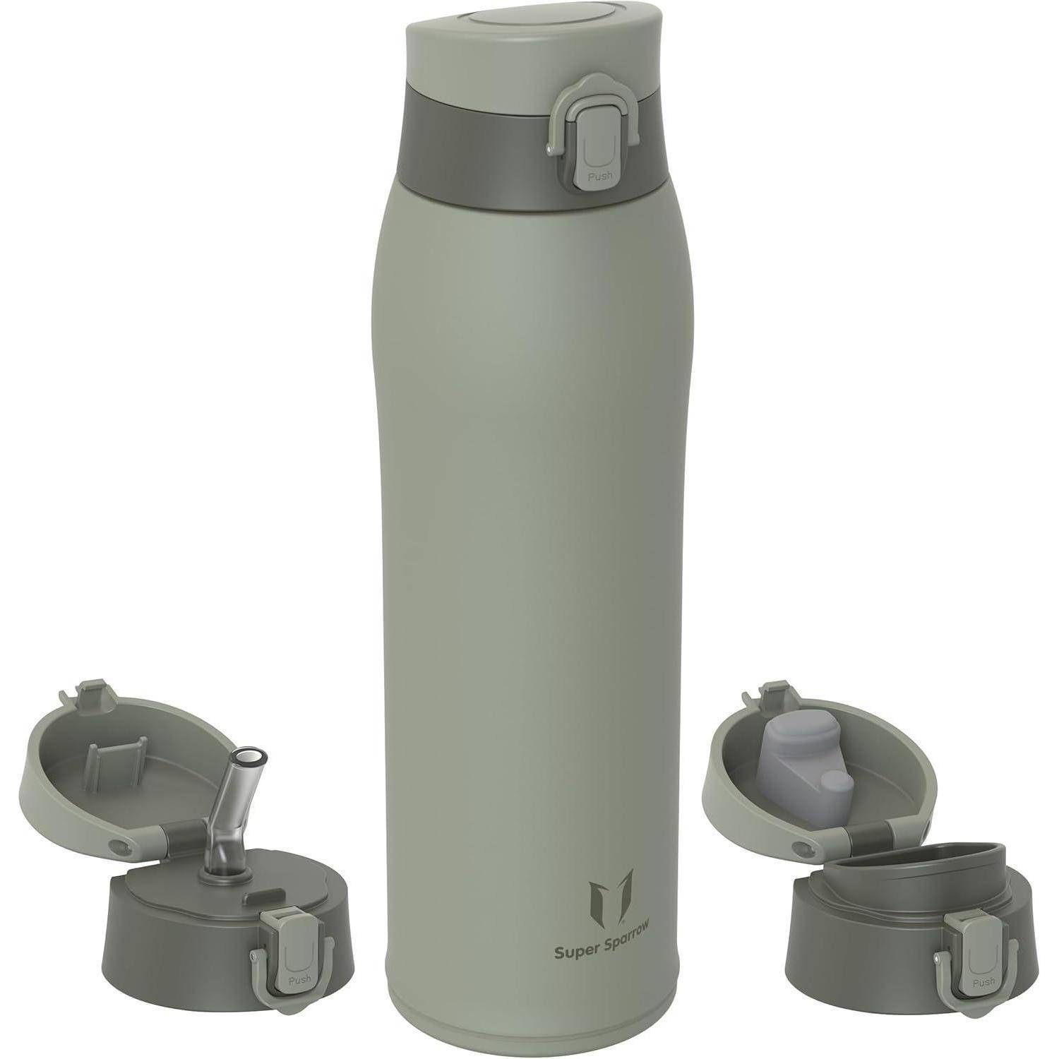 Isolierte olivgrüne Edelstahl-Wasserflasche mit Klappdeckel, in der Mitte geschlossen abgebildet und an beiden Seiten offen, um die Trinköffnung und den Deckelöffnungsmechanismus zu zeigen.