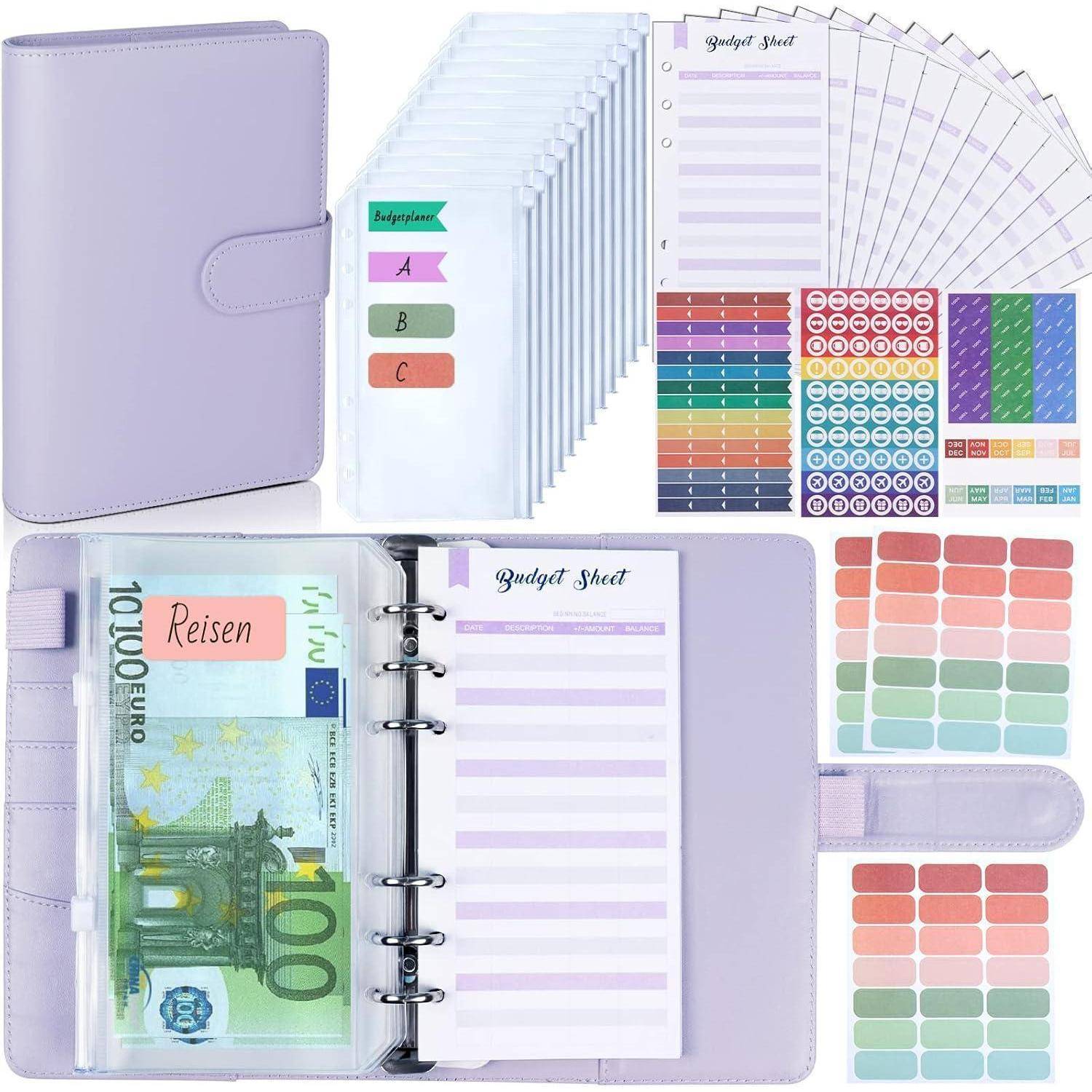 Lavendelfarbener Budget-Planner-Ordner mit Einsatzseiten und Aufklebern, aufgeklappt mit einem „Budget Sheet