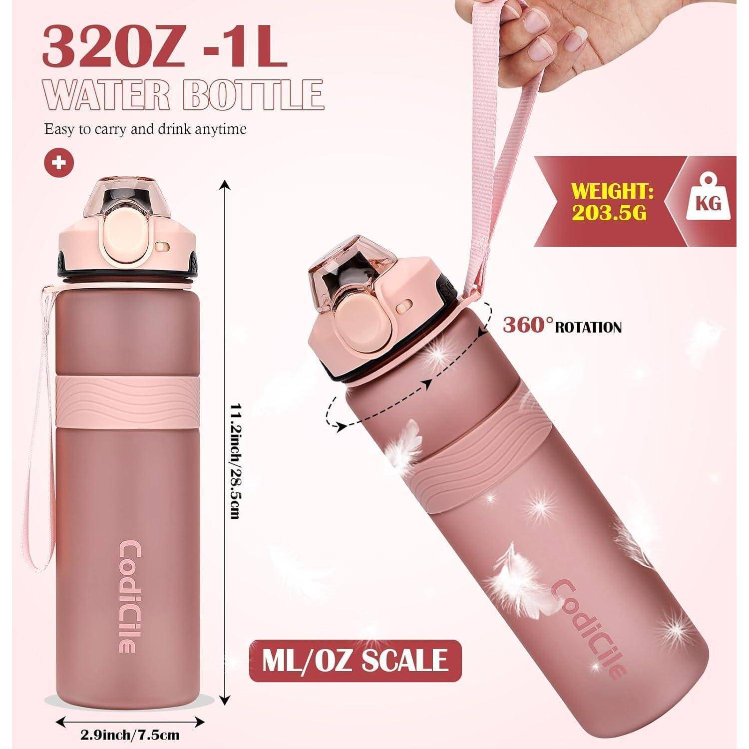 Rosa 32 oz (1L) Wasserflasche mit Riemen, aufrecht und geneigt dargestellt; hebt das Gewicht von 203,5 g, 360°-Drehung und Größenskala von 11,2 Zoll x 2,9 Zoll hervor.