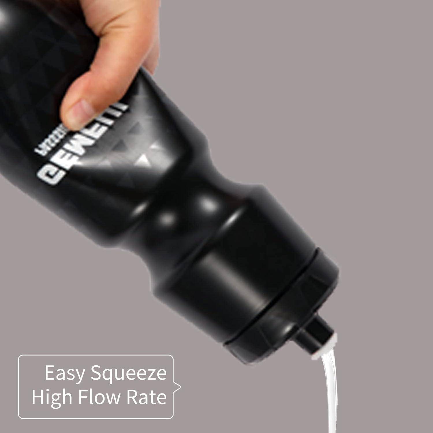 Hand drückt eine schwarze CamelBak-Wasserflasche zusammen, während klares Wasser aus der Düse strömt; Text lautet „Einfaches Drücken hohe Durchflussrate