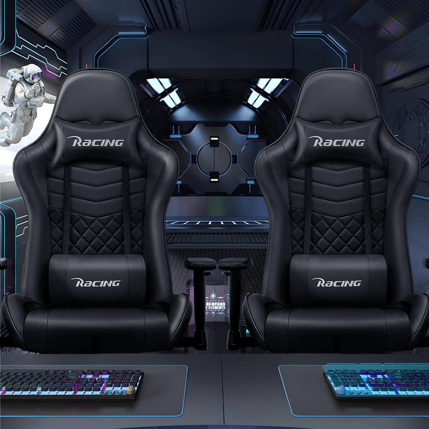 Zwei schwarze Rennwagen-ähnliche Gaming-Stühle in einem futuristischen Gaming-Setup, mit hintergrundbeleuchteten Tastaturen auf Schreibtischen davor.
