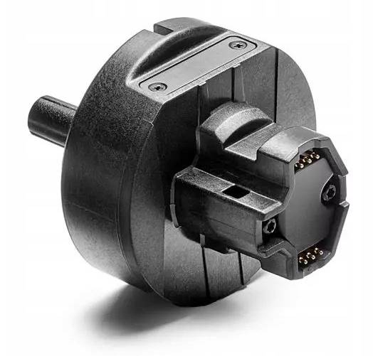 Schwarzer Elektrostecker-Adapter mit rundem Gehäuse und freigelegten Metallstiften, isoliert auf weißem Hintergrund dargestellt.