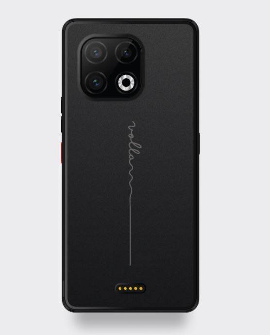 Schwarze Smartphone-Hülle, von hinten gezeigt, mit quadratischem 4-Linsen-Kameraausschnitt und vertikalem 