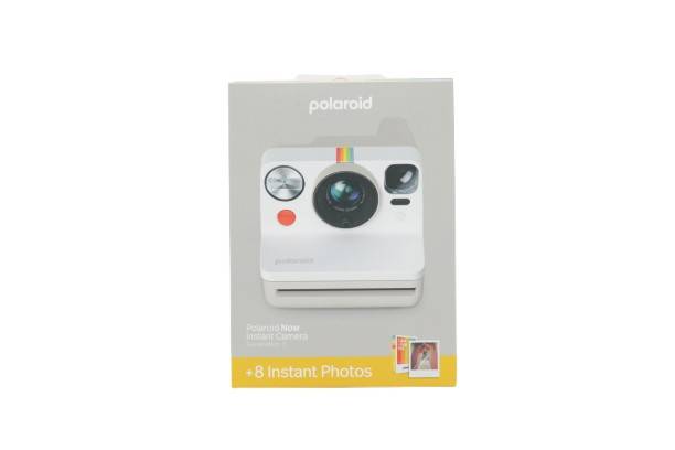 Polaroid Sofortbildkamera-Box auf weißem Hintergrund, mit der Bezeichnung „+8 Sofortfotos