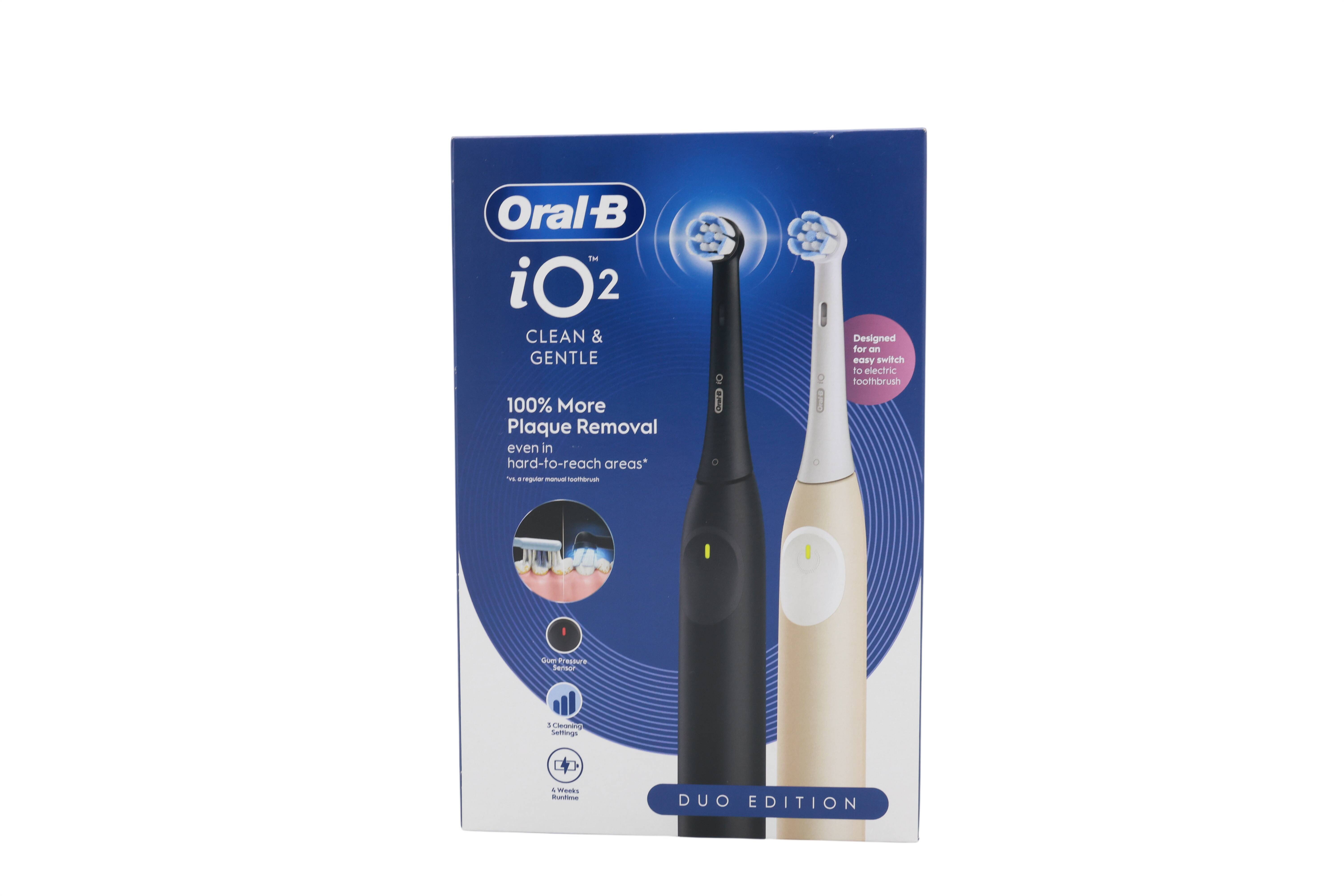 Oral-B iO2 Clean & Gentle elektrische Zahnbürste im Doppelpack in schwarzer und weißer Verpackung, abgebildet auf der Produktschachtel.