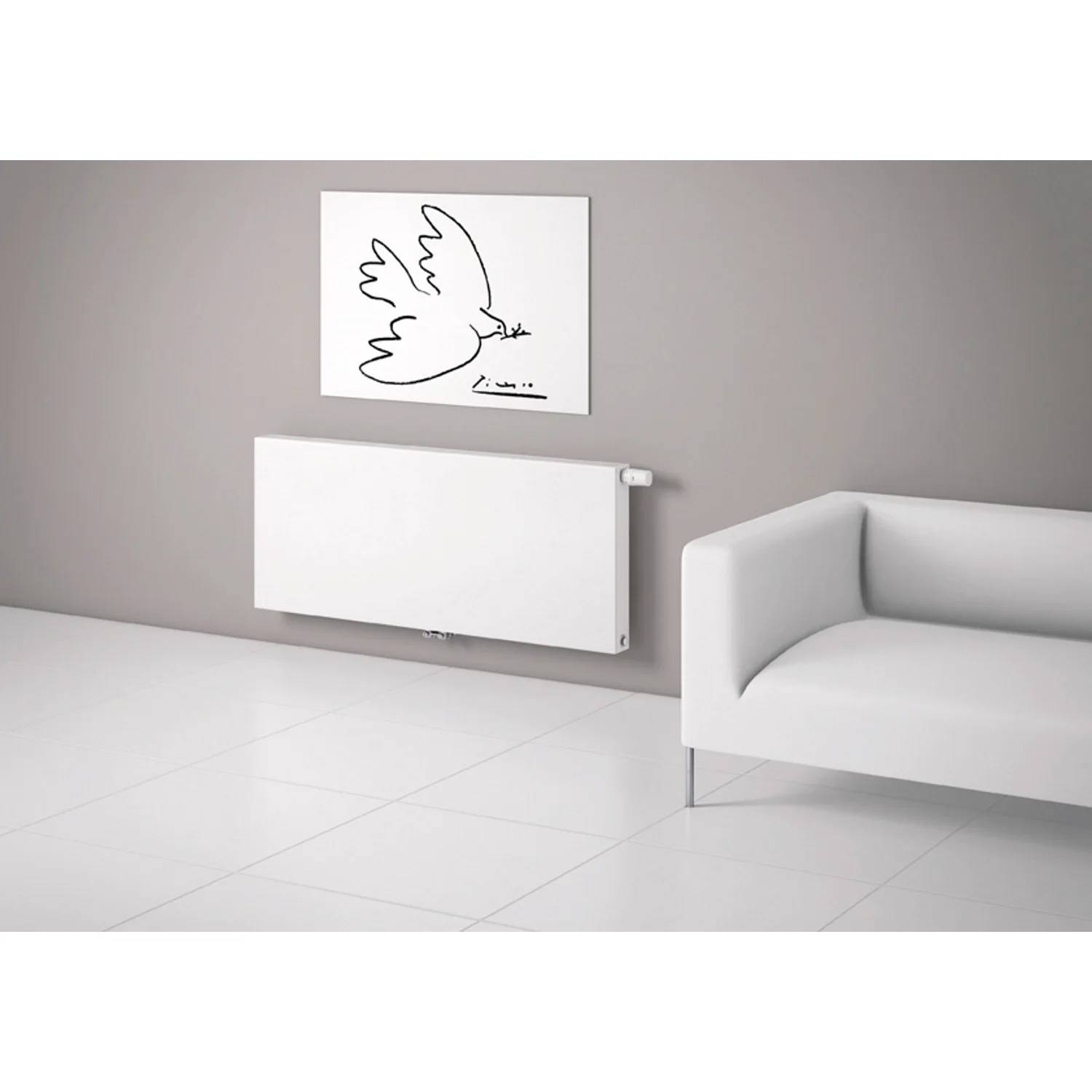 Minimalistisches modernes Zimmer mit einem wandmontierten weißen Heizkörper unter einer Taube-Zeichnung, neben einem weißen Sofa und Fliesenboden.