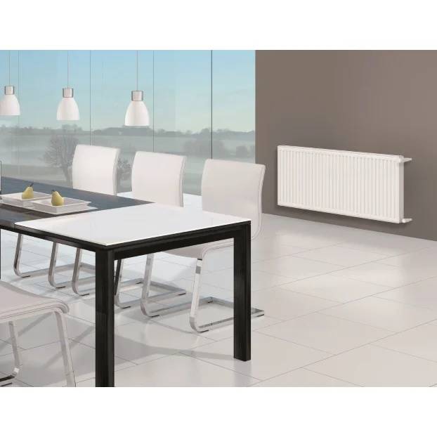 Modernes Esszimmer mit schwarzem Tisch, weißen Stühlen, Pendelleuchten und einem an der Wand montierten weißen Heizkörper neben großen Fenstern.