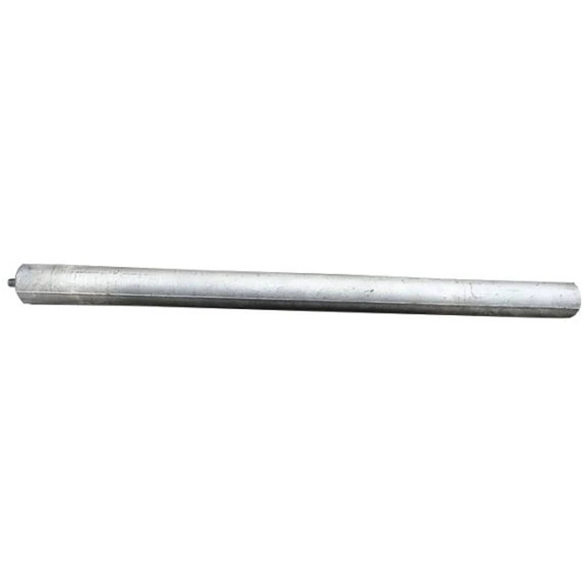 Ein langer silberner Metallstab oder ein Metallrohr, das horizontal auf einem schlichten weißen Hintergrund liegt.