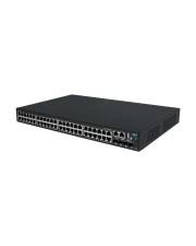 Schwarzer Ethernet-Netzwerk-Switch mit vielen frontseitigen Anschlüssen auf weißem Hintergrund.