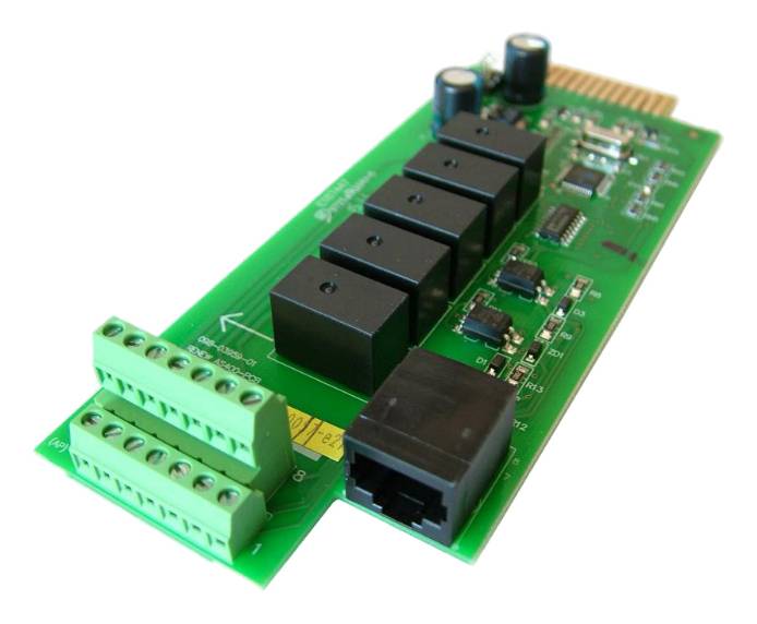 Grüne elektronische Relaissteuerplatine mit fünf schwarzen Relais, zwei grünen Schraubklemmen und einem RJ45-ähnlichen Stecker auf weißem Hintergrund.