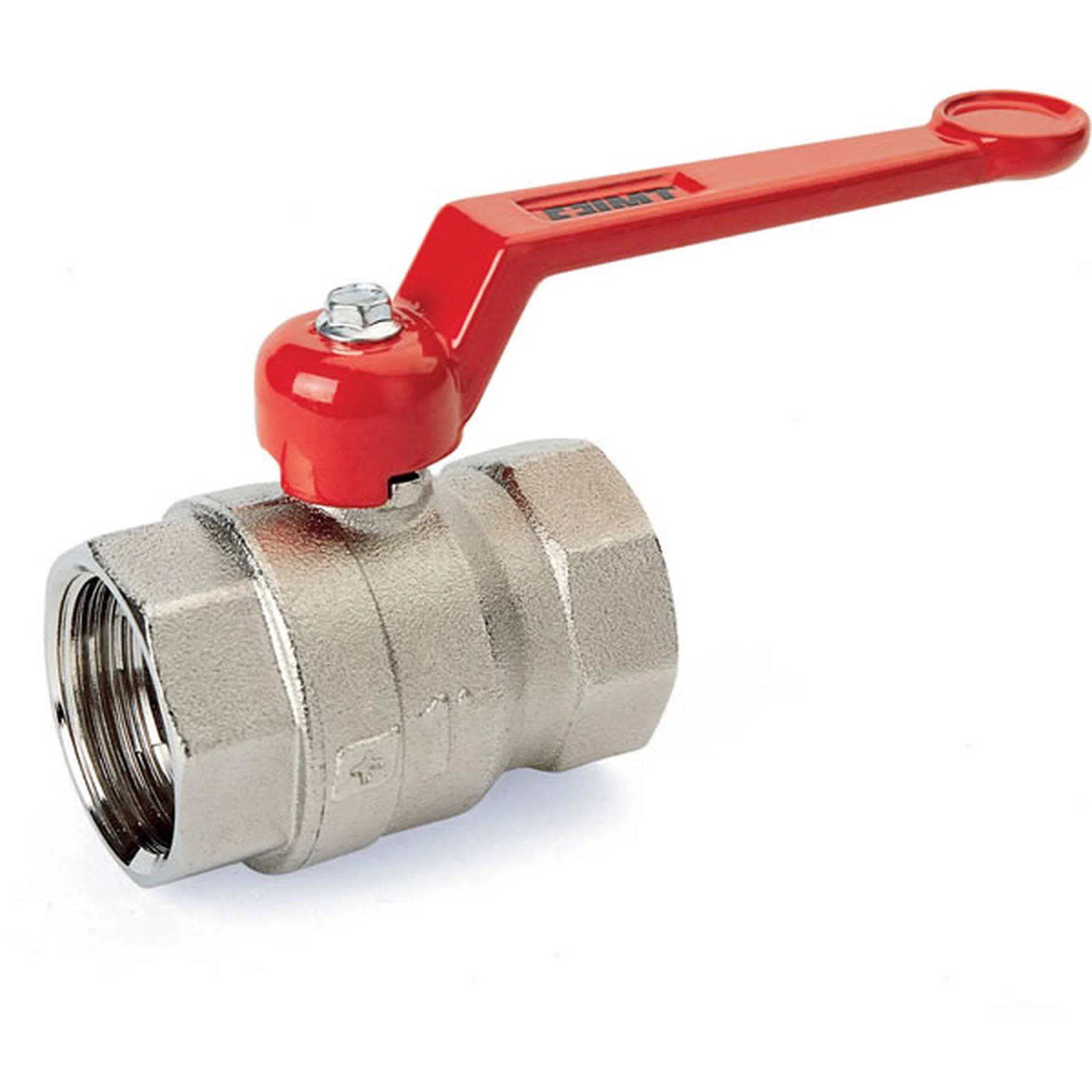 Metallkugelventil mit rotem Griff und Gewinderohrverschraubungen auf weißem Hintergrund.