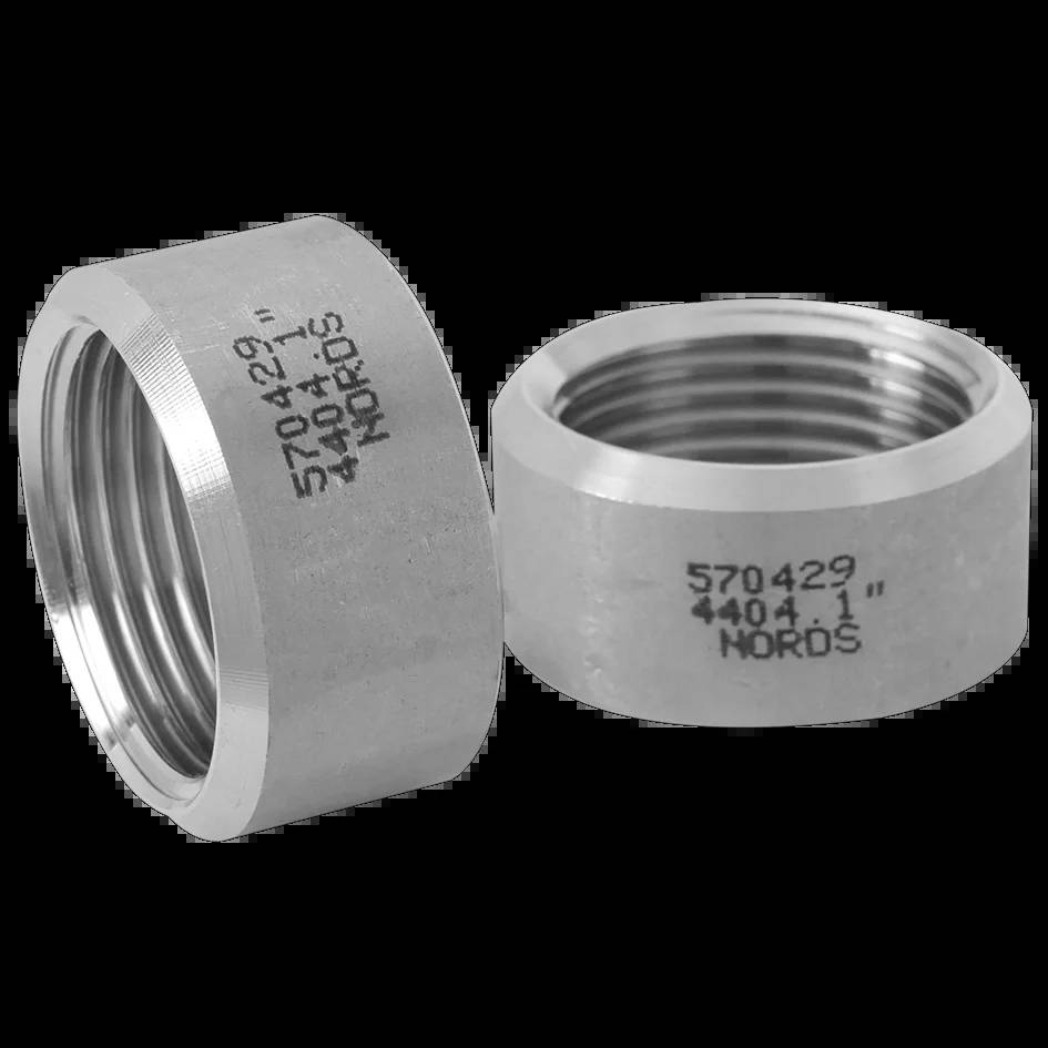 Zwei silberne Metallgewinderohrfittings auf schwarzem Hintergrund gezeigt, jede mit Produktnummern und 