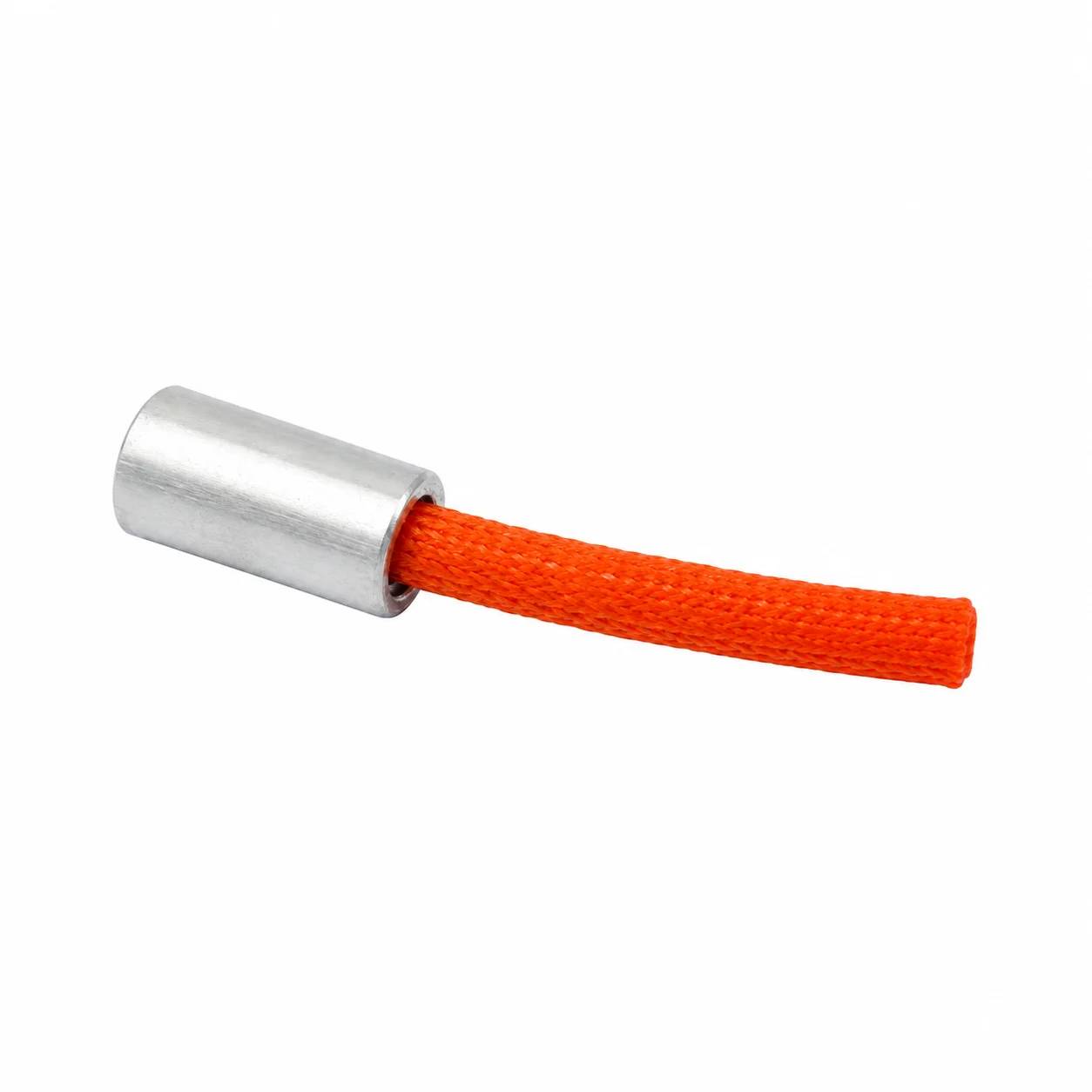 Orangefarbenes geflochtenes Seil mit einer silbernen Metallhülse oder Manschette an einem Ende, isoliert auf weißem Hintergrund.