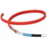 Rotes isoliertes Elektrokabel, das auf weißem Hintergrund aufgerollt ist, mit freiliegenden farbigen Leitern an einem Ende.