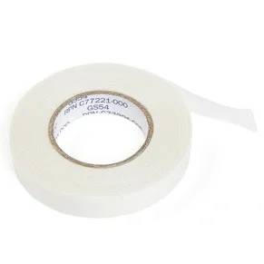 Eine Rolle transparentes Klebeband mit einem braunen Kartonkern auf weißem Hintergrund.