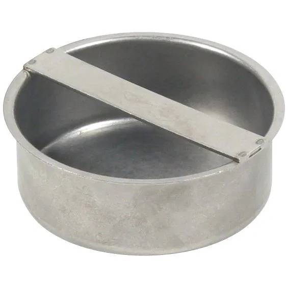 Runde Metallbackform mit abnehmbarem Trennsteg oben, leer auf weißem Hintergrund dargestellt.