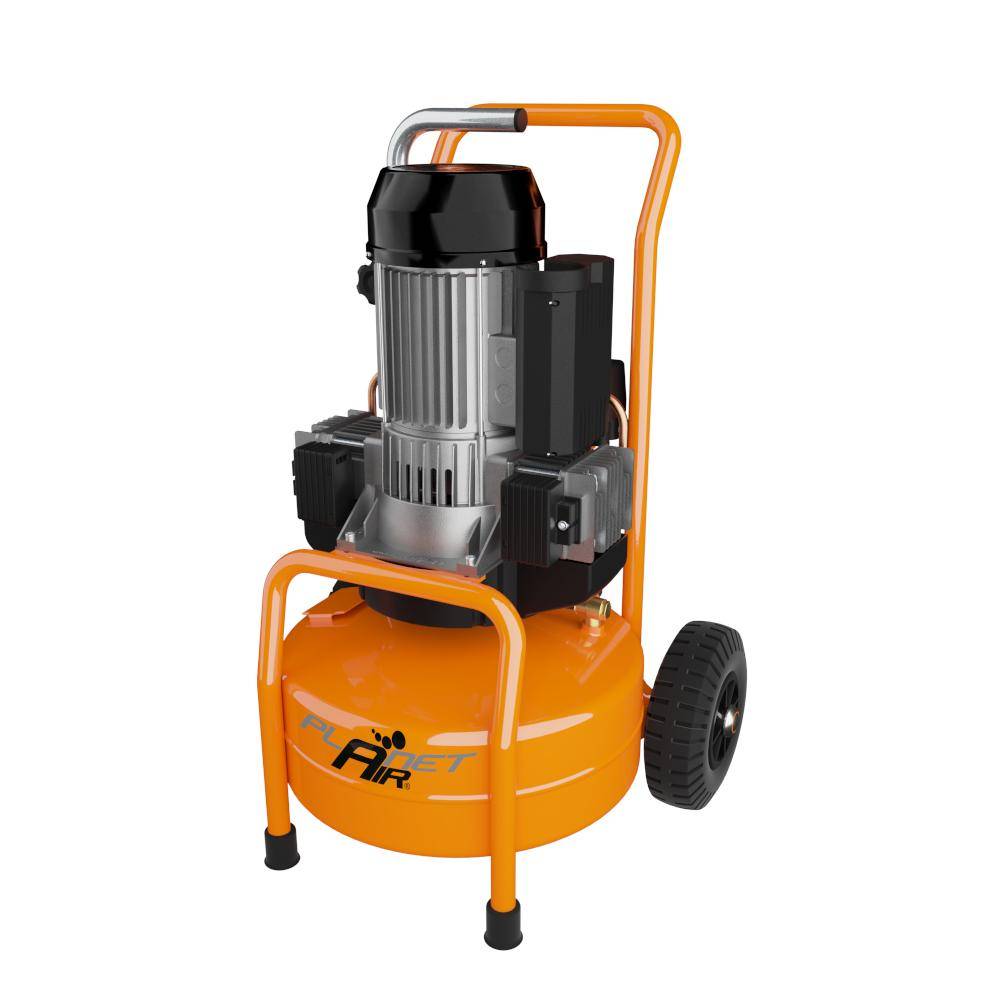 Tragbarer orangefarbener Luftkompressor mit schwarzem Motor und Rädern, auf weißem Hintergrund gezeigt.