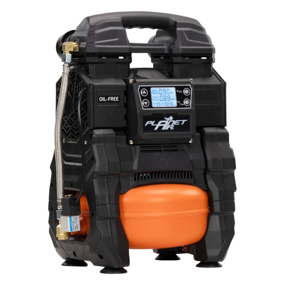 Tragbarer schwarzer ölffreier Luftkompressor mit orangefarbenem Tank, digitaler Druckanzeige und Tragegriff auf weißem Hintergrund.