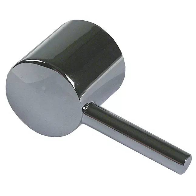 Ein glänzendes, chromfarbenes, hammerförmiges Metalltool oder eine Dekoration mit zylindrischem Kopf und Griff auf weißem Hintergrund.