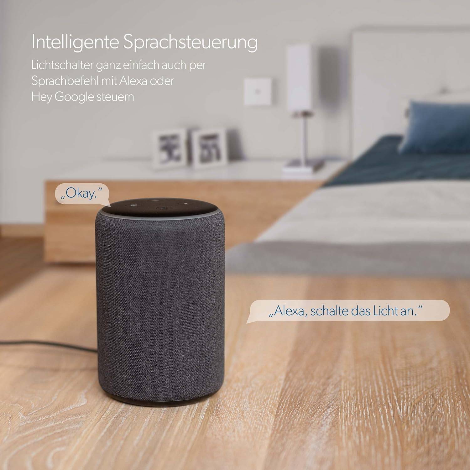 Intelligenter Lautsprecher auf einem Nachttisch in einem Schlafzimmer, der die Sprachsteuerung von Lichtern mit Alexa oder Google Assistant bewirbt; Der deutsche Text sagt "Intelligente Sprachsteuerung"" und ""Alexa, schalte das Licht an."