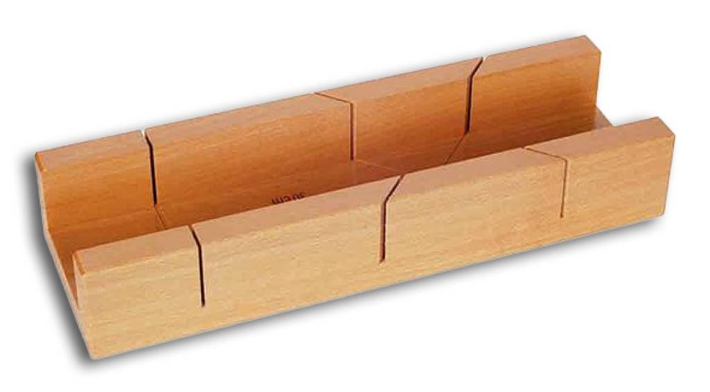 GehrungsschneidladeAusführung Aus gedämpftem Rotbuchenholz, fein lackiert. Mit zwei Gehrungsschnitten 45 und einem Winkelschnitt 90.