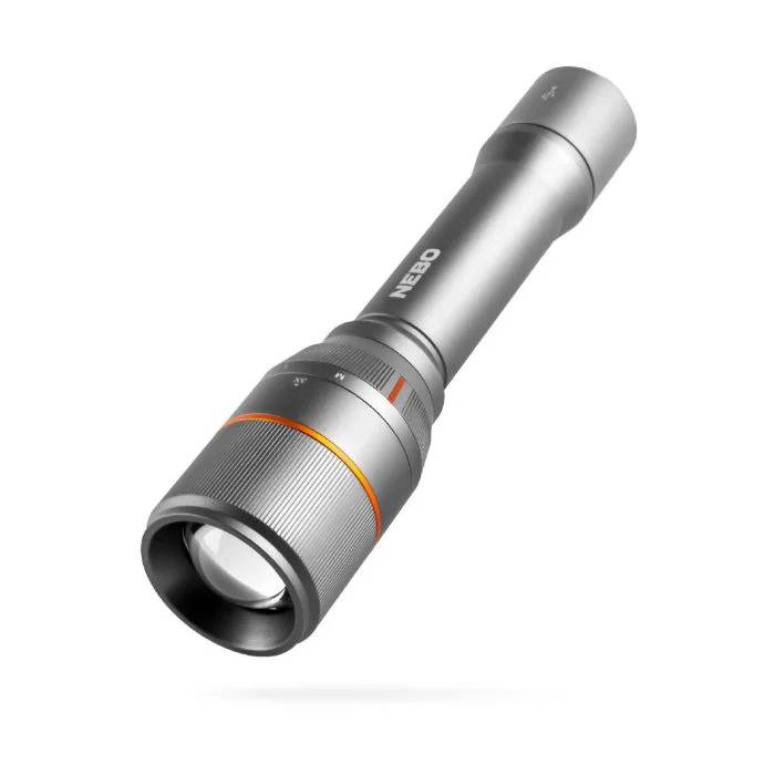 Grauer NBO-Taschenlampe mit schwarzem Reflektor und orangefarbenen Akzentringen, gezeigt auf weißem Hintergrund.
