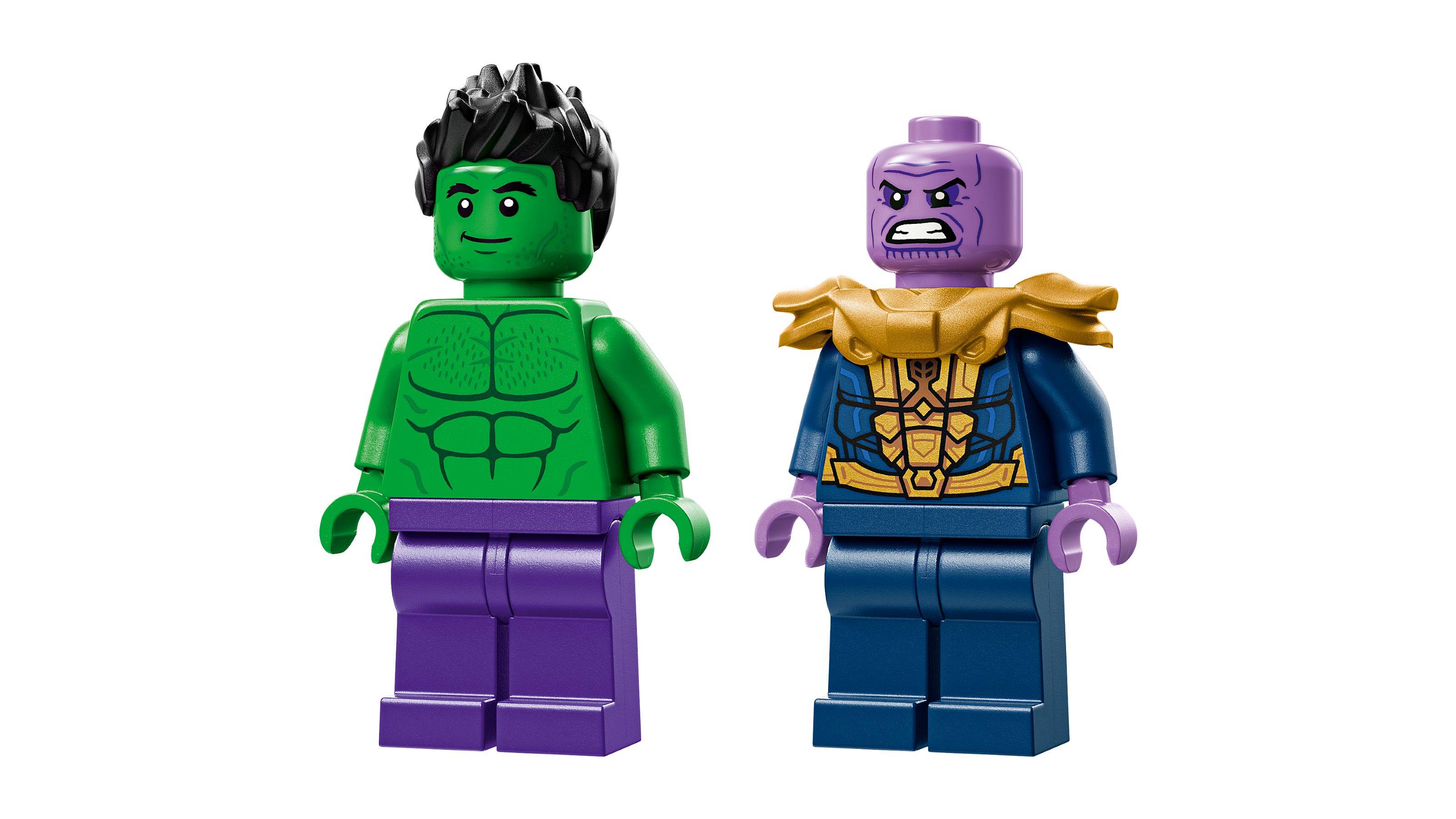 Zwei LEGO-ähnliche Figuren: Eine grüne Hulk-ähnliche Figur mit schwarzem Haar und violetten Hosen neben einer violetten Thanos-ähnlichen Figur mit goldener Rüstung und blauen Beinen.