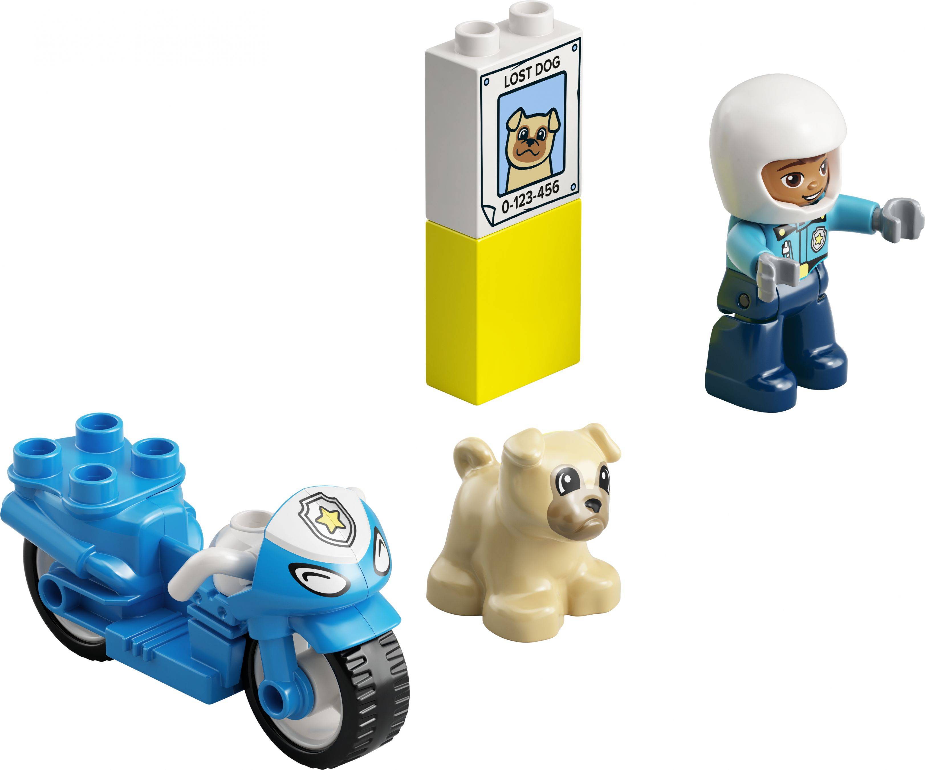 Vier LEGO Duplo-Teile: ein blaues Motorrad, eine Polizeifigur, ein beiger Bärenbaby und ein 