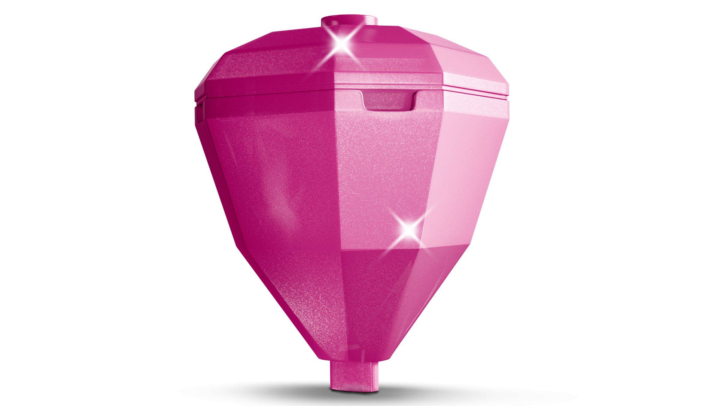 Rosa facettierter diamantförmiger Edelstein oder Parfümflasche auf weißem Hintergrund, mit Glitzereffekten, die die glänzende Oberfläche hervorheben.