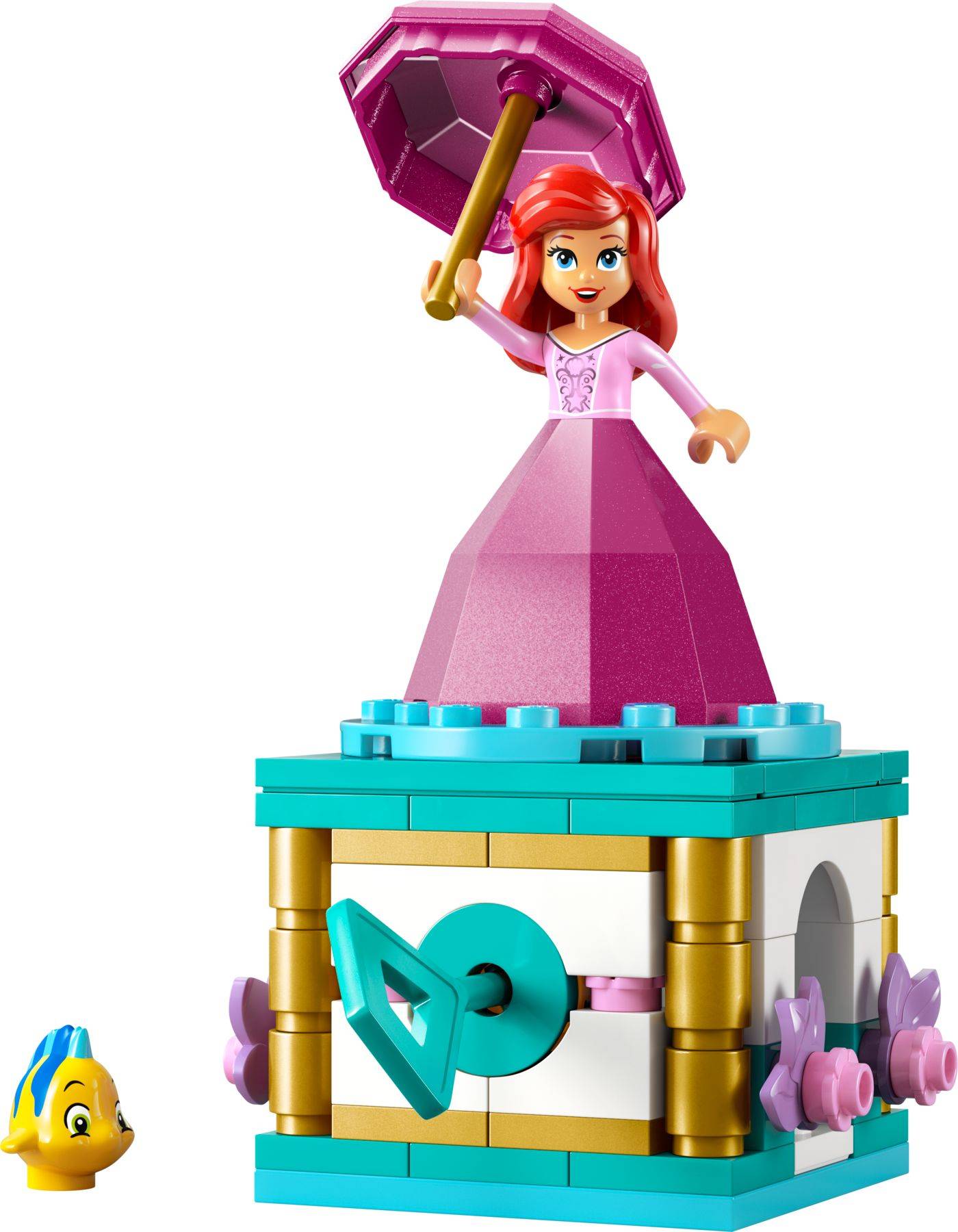 LEGO-ähnliche Prinzessinnenfigur im rosa Kleid, die einen violetten Regenschirm hält, stehend auf einer türkis-goldenen Kutschenbox mit einem kleinen gelben Fisch daneben.