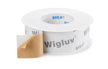 Rolle aus weißem Wigluv-Klebeband mit einer zurückgeschlagenen braunen Rückseite auf weißem Hintergrund, das die freigelegte klebrige Kante des Bandes zeigt.
