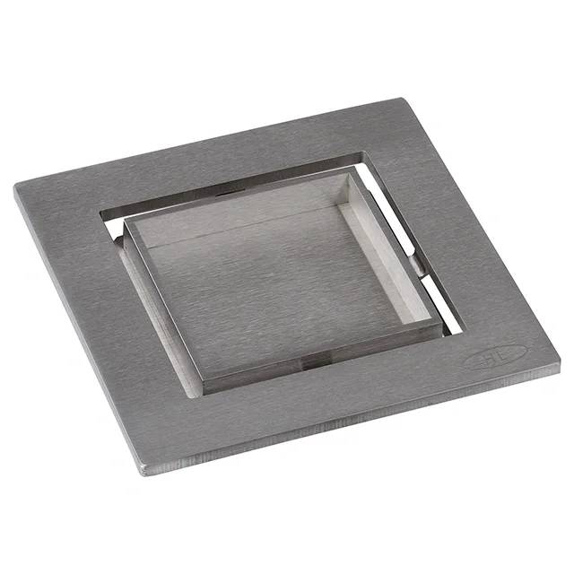Silberne gebürstete Metallquadrat-Wandlüftungsgitter mit zentraler verstellbarer Öffnung auf weißem Hintergrund