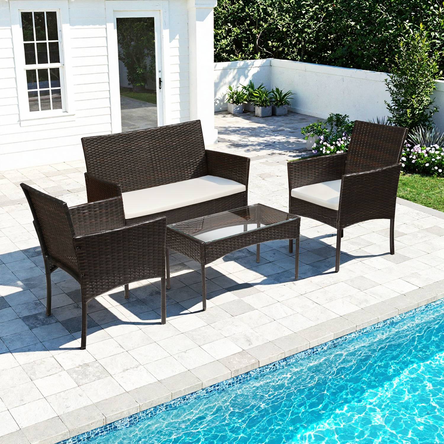 4-teiliges Polyrattan-Gartenmöbel-Set mit 2 Sesseln, Sofa, Glastisch und Kissen, Braun
