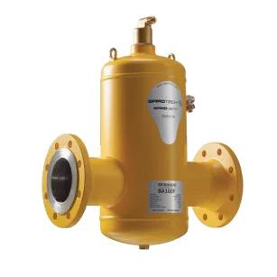 Gelber industrieller Filter- oder Separatortank mit Flanschangebunden Ein- und Auslassrohren auf weißem Hintergrund.