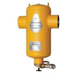 Gelber industrieller zylindrischer Filter- oder Separatortank mit seitlichen Ein- und Ausgangsanschlüssen, oberen Armaturen und einem Bodenablassventil, isoliert auf weißem Hintergrund.
