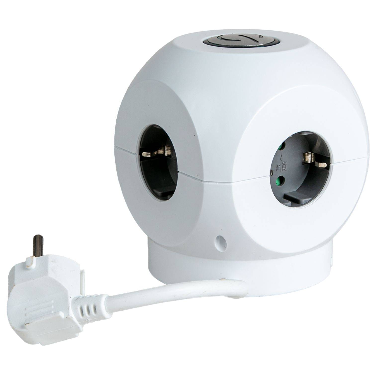Weißer kugelförmiger Multi-Steckdosen-Adapter mit angeschlossenem europäischem Stecker und mehreren Ausgangsöffnungen auf weißem Hintergrund.