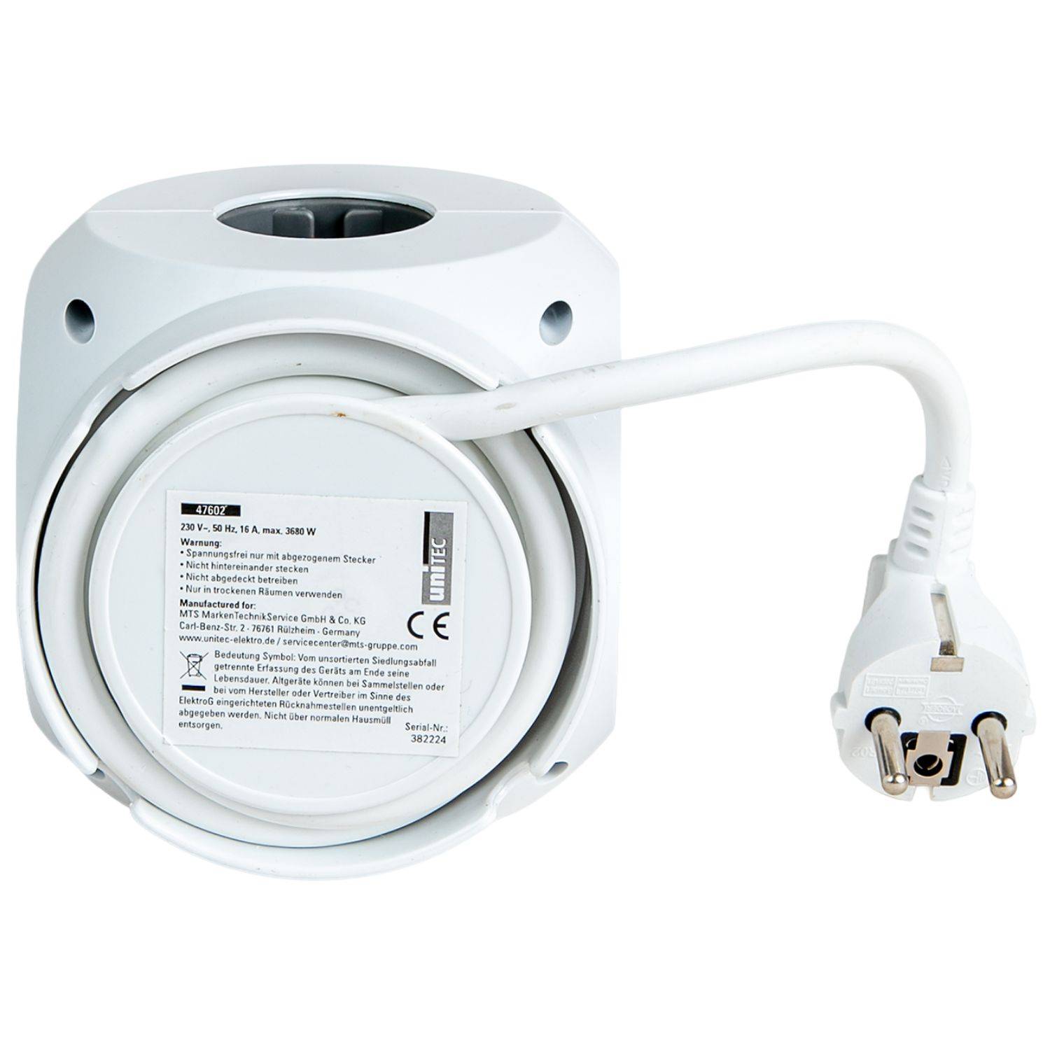 Weiße elektrische Kabelrolle mit aufgewickeltem Kabel und europäischem Stecker auf einfachem Hintergrund.