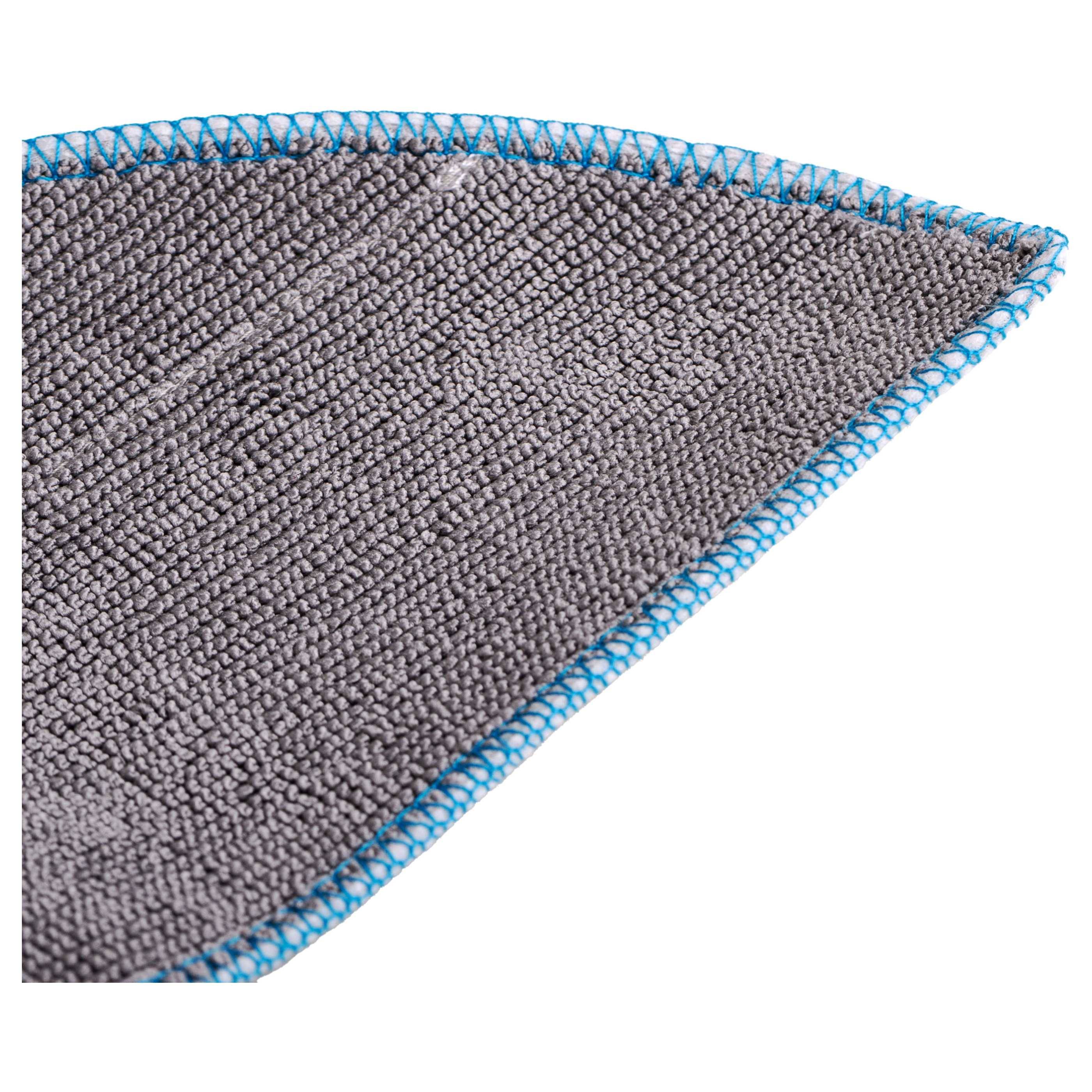Nahaufnahme einer grauen Mikrofasertuch-Ecke mit blau gesticktem Rand auf weißem Hintergrund.