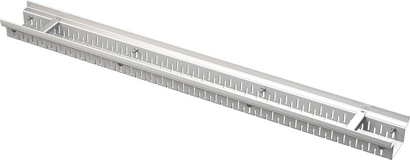 Lange Aluminium-Linearschiene oder -spur mit gleichmäßig verteilten Nuten und einer Montageklammer, diagonal auf schwarzem Hintergrund dargestellt.