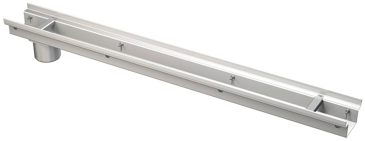 Langer rechteckiger Metalllinear-Entwässerungskanal mit Auslass, in Perspektive auf schwarzem Hintergrund dargestellt.
