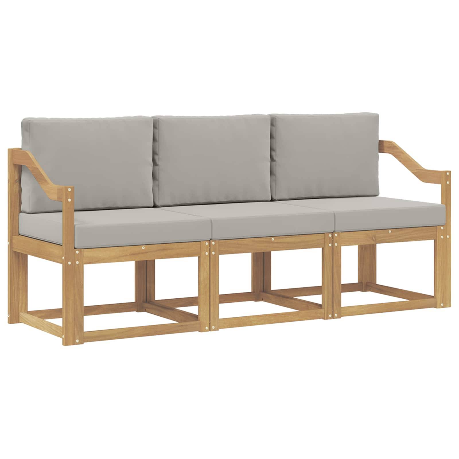 Holz-Außensofa mit grauen Kissen und drei Sitzbereichen, gezeigt auf weißem Hintergrund.