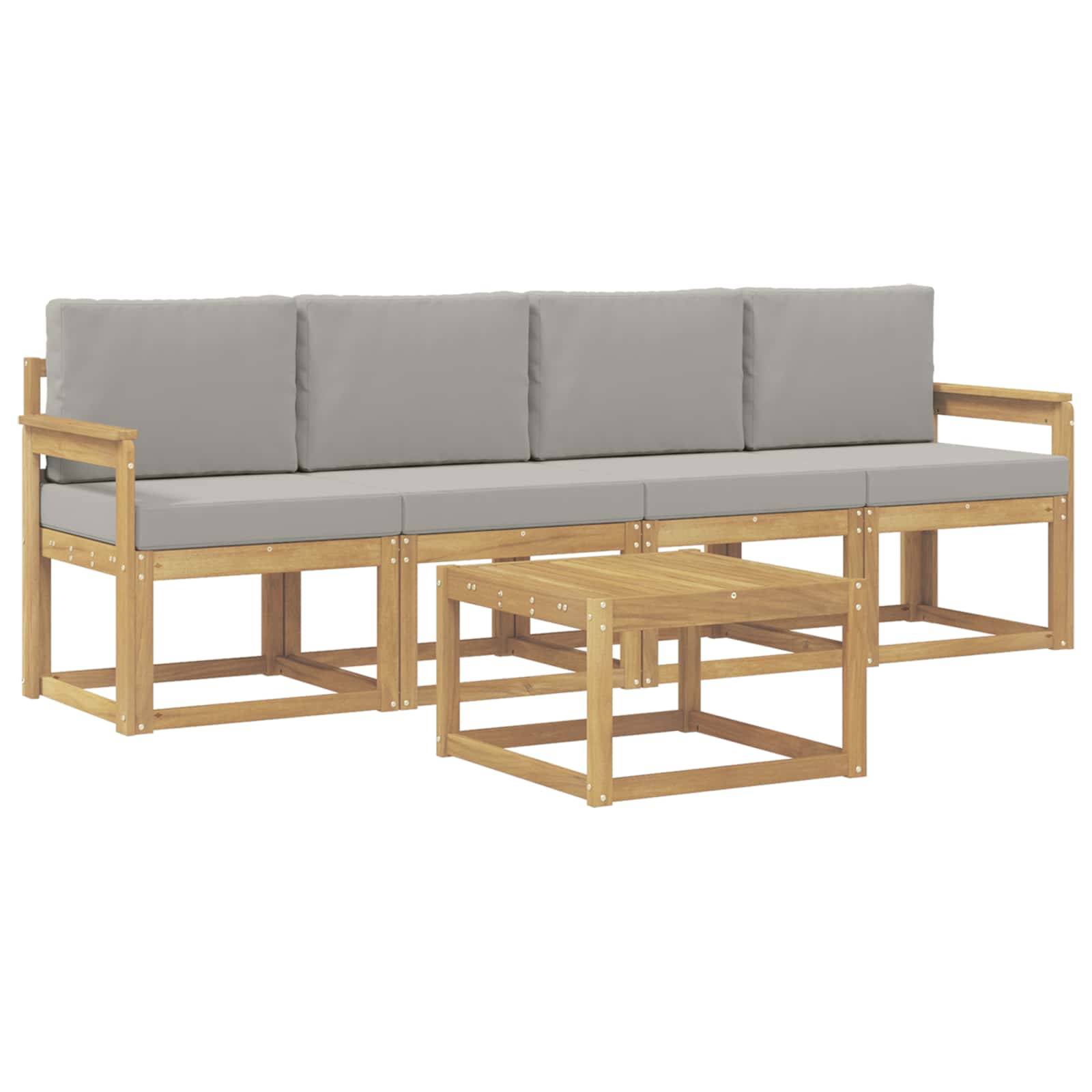 Helles Holz Außensofa mit grauen Kissen und passendem rechteckigem Couchtisch auf weißem Hintergrund.
